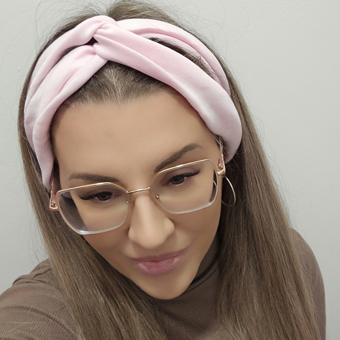 Světle růžová látková čelenka do vlasů RABIE1